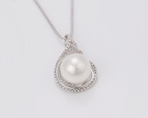 Pearl Necklace With Clear Stones
